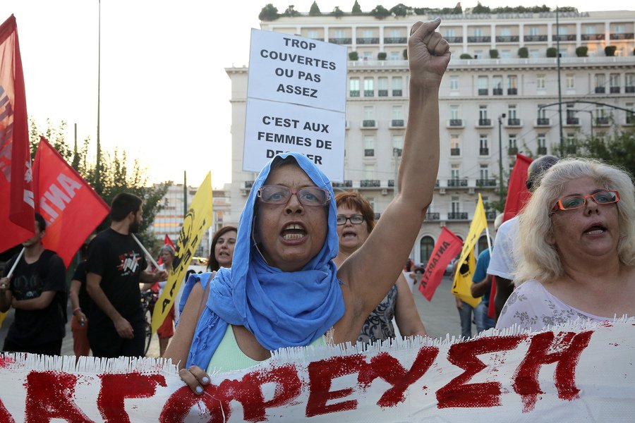 Συγκέντρωση ενάντια στην απαγόρευση του μπουρκίνι στο κέντρο της Αθήνας [εικόνες] | iefimerida.gr 3