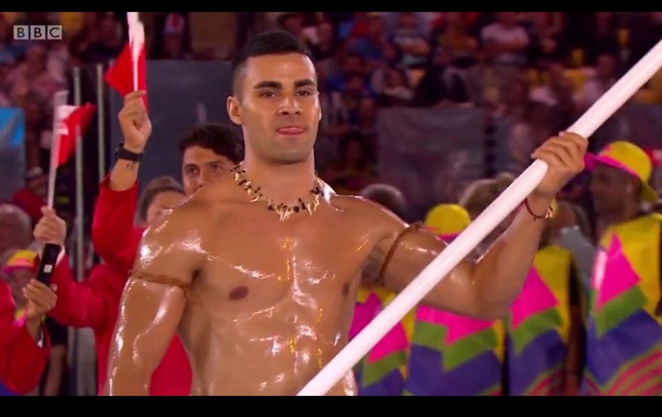 Ο ημίγυμνος, λαδωμένος σημαιοφόρος που έκλεψε τις εντυπώσεις [εικόνες & βίντεο] | iefimerida.gr 1