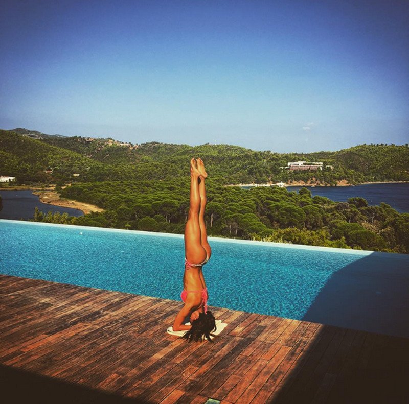 H Ειρήνη Παπαδοπούλου πιο γυμνασμένη από ποτέ- Με six pack στη Σκιάθο [εικόνες] | iefimerida.gr 1