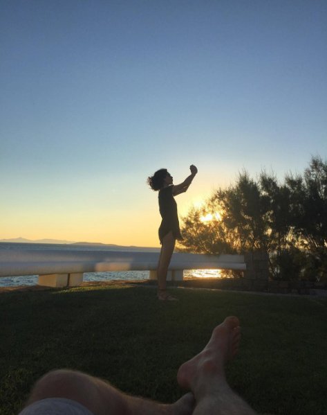 Ποια είναι η γυναίκα «μυστήριο» στις φωτογραφίες του Χριστόφορου Παπακαλιάτη [εικόνες] | iefimerida.gr 0