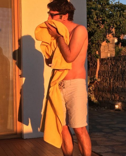 Ποια είναι η γυναίκα «μυστήριο» στις φωτογραφίες του Χριστόφορου Παπακαλιάτη [εικόνες] | iefimerida.gr 1