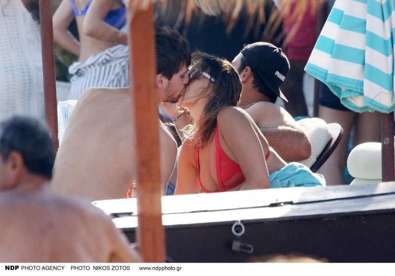 Τα καυτά φιλιά πριγκίπισσας με τον καλό της σε ξαπλώστρα στη Μύκονο [εικόνες] | iefimerida.gr 0