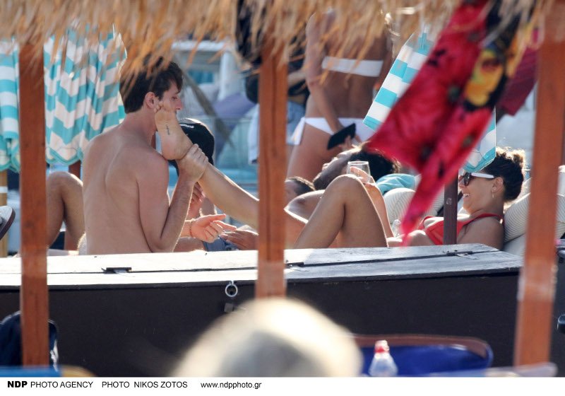 Τα καυτά φιλιά πριγκίπισσας με τον καλό της σε ξαπλώστρα στη Μύκονο [εικόνες] | iefimerida.gr 1