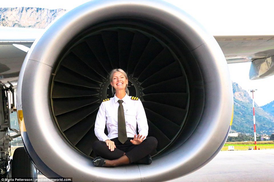 Η πιο σέξι πιλότος επιβατικών αεροπλάνων -Γαλανομάτα Σουηδέζα, πετάει και στην Ελλάδα [εικόνες] | iefimerida.gr 2