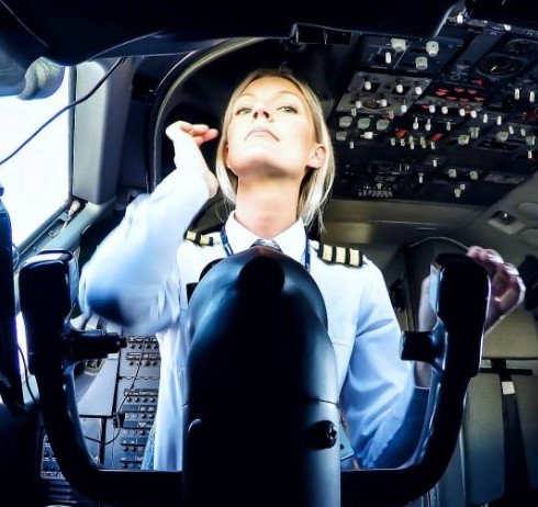Η πιο σέξι πιλότος επιβατικών αεροπλάνων -Γαλανομάτα Σουηδέζα, πετάει και στην Ελλάδα [εικόνες] | iefimerida.gr 9