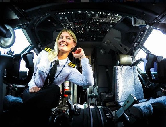 Η πιο σέξι πιλότος επιβατικών αεροπλάνων -Γαλανομάτα Σουηδέζα, πετάει και στην Ελλάδα [εικόνες] | iefimerida.gr 11