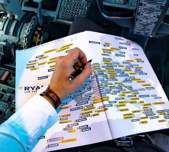 Η πιο σέξι πιλότος επιβατικών αεροπλάνων -Γαλανομάτα Σουηδέζα, πετάει και στην Ελλάδα [εικόνες] | iefimerida.gr 14