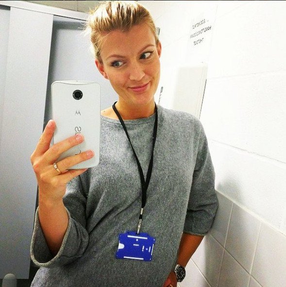 Η πιο σέξι πιλότος επιβατικών αεροπλάνων -Γαλανομάτα Σουηδέζα, πετάει και στην Ελλάδα [εικόνες] | iefimerida.gr 13