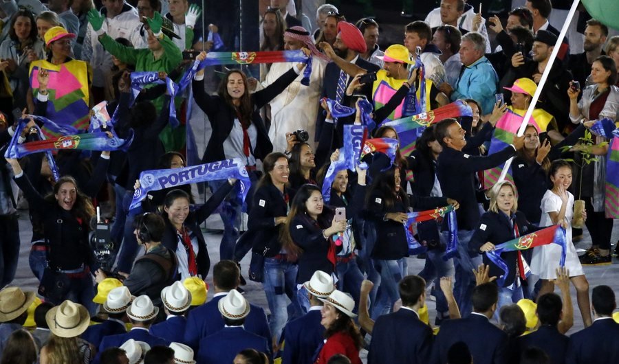 Ο ημίγυμνος, λαδωμένος σημαιοφόρος που έκλεψε τις εντυπώσεις [εικόνες & βίντεο] | iefimerida.gr 4