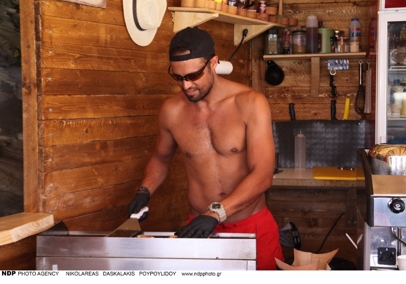 Ο Σάββας Πούμπουρας φτιάχνει και σερβίρει σάντουιτς, σε παραλία της Ανδρου [εικόνες] | iefimerida.gr 0