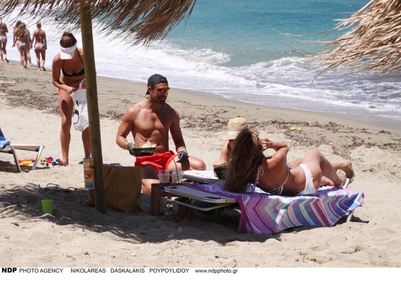 Ο Σάββας Πούμπουρας φτιάχνει και σερβίρει σάντουιτς, σε παραλία της Ανδρου [εικόνες] | iefimerida.gr 9