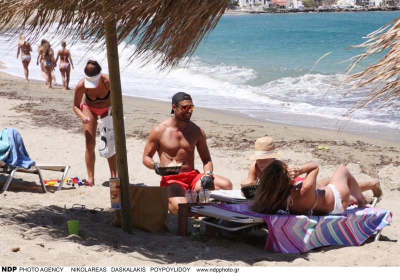 Ο Σάββας Πούμπουρας φτιάχνει και σερβίρει σάντουιτς, σε παραλία της Ανδρου [εικόνες] | iefimerida.gr 10