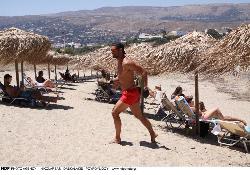 Ο Σάββας Πούμπουρας φτιάχνει και σερβίρει σάντουιτς, σε παραλία της Ανδρου [εικόνες] | iefimerida.gr 11