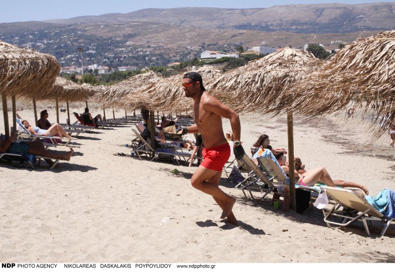 Ο Σάββας Πούμπουρας φτιάχνει και σερβίρει σάντουιτς, σε παραλία της Ανδρου [εικόνες] | iefimerida.gr 12