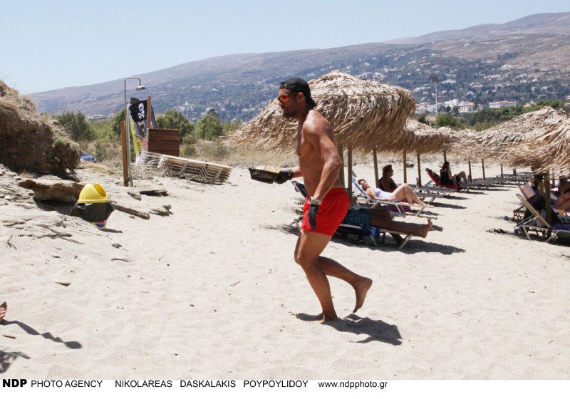 Ο Σάββας Πούμπουρας φτιάχνει και σερβίρει σάντουιτς, σε παραλία της Ανδρου [εικόνες] | iefimerida.gr 13