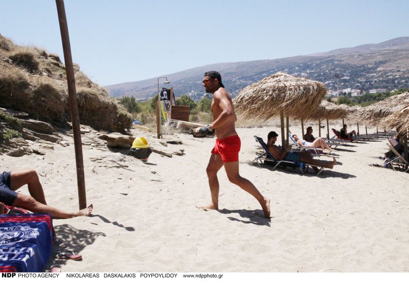 Ο Σάββας Πούμπουρας φτιάχνει και σερβίρει σάντουιτς, σε παραλία της Ανδρου [εικόνες] | iefimerida.gr 14