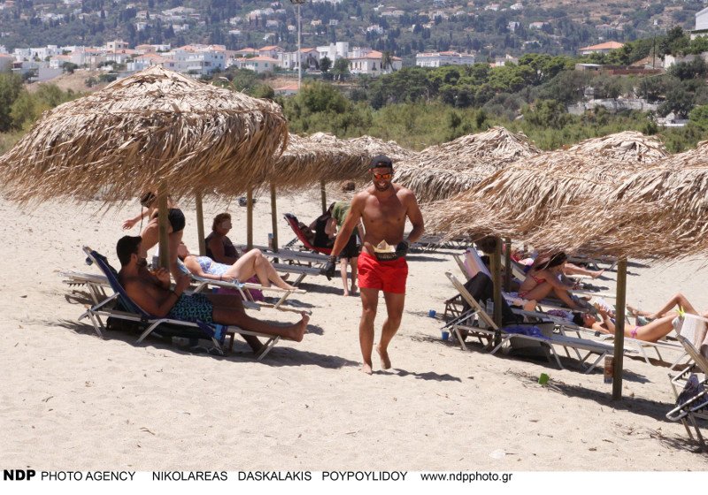 Ο Σάββας Πούμπουρας φτιάχνει και σερβίρει σάντουιτς, σε παραλία της Ανδρου [εικόνες] | iefimerida.gr 16