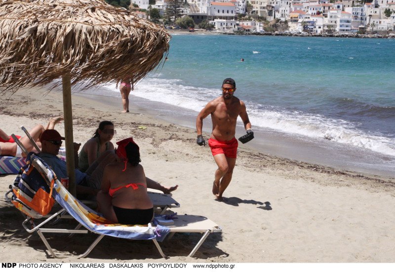 Ο Σάββας Πούμπουρας φτιάχνει και σερβίρει σάντουιτς, σε παραλία της Ανδρου [εικόνες] | iefimerida.gr 17