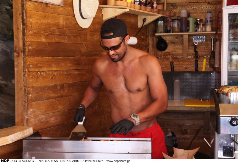 Ο Σάββας Πούμπουρας φτιάχνει και σερβίρει σάντουιτς, σε παραλία της Ανδρου [εικόνες] | iefimerida.gr 1