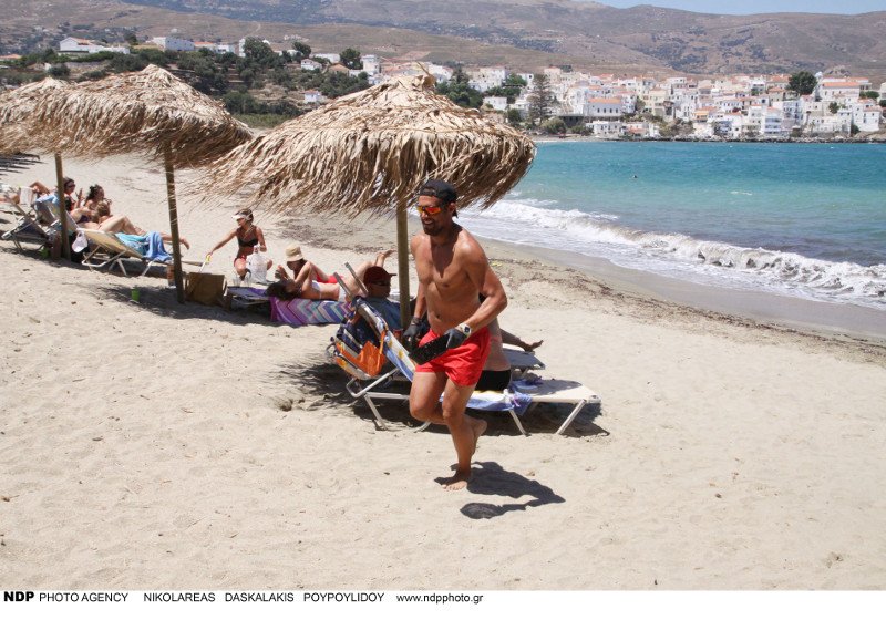 Ο Σάββας Πούμπουρας φτιάχνει και σερβίρει σάντουιτς, σε παραλία της Ανδρου [εικόνες] | iefimerida.gr 18