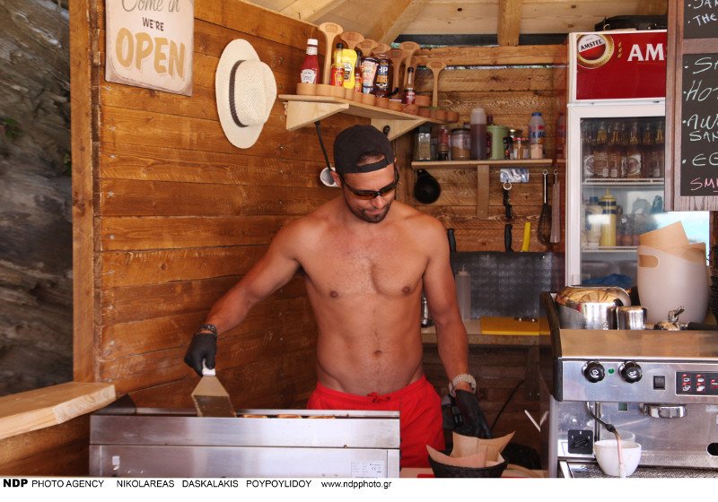 Ο Σάββας Πούμπουρας φτιάχνει και σερβίρει σάντουιτς, σε παραλία της Ανδρου [εικόνες] | iefimerida.gr 2