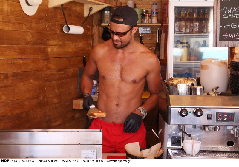 Ο Σάββας Πούμπουρας φτιάχνει και σερβίρει σάντουιτς, σε παραλία της Ανδρου [εικόνες] | iefimerida.gr 4