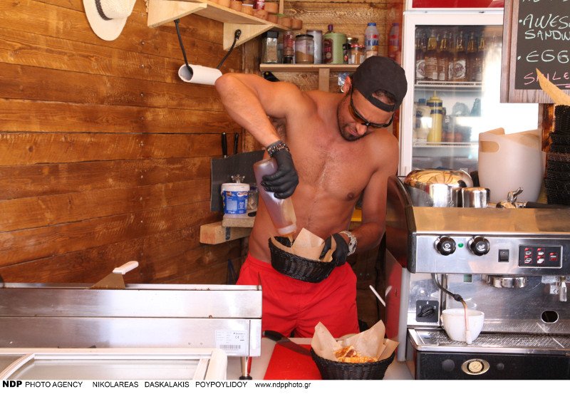 Ο Σάββας Πούμπουρας φτιάχνει και σερβίρει σάντουιτς, σε παραλία της Ανδρου [εικόνες] | iefimerida.gr 5