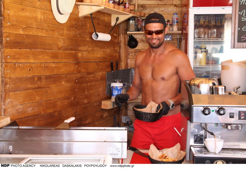 Ο Σάββας Πούμπουρας φτιάχνει και σερβίρει σάντουιτς, σε παραλία της Ανδρου [εικόνες] | iefimerida.gr 6