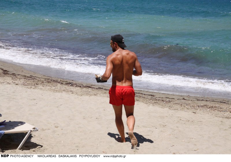 Ο Σάββας Πούμπουρας φτιάχνει και σερβίρει σάντουιτς, σε παραλία της Ανδρου [εικόνες] | iefimerida.gr 7