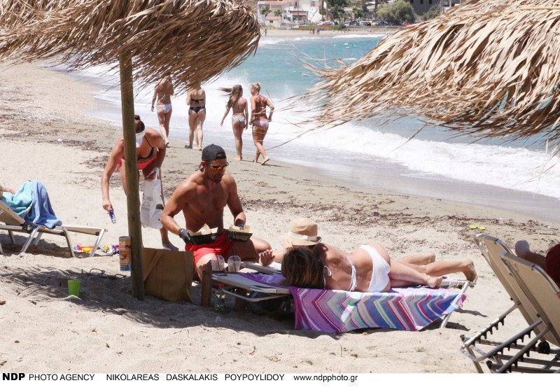 Ο Σάββας Πούμπουρας φτιάχνει και σερβίρει σάντουιτς, σε παραλία της Ανδρου [εικόνες] | iefimerida.gr 8