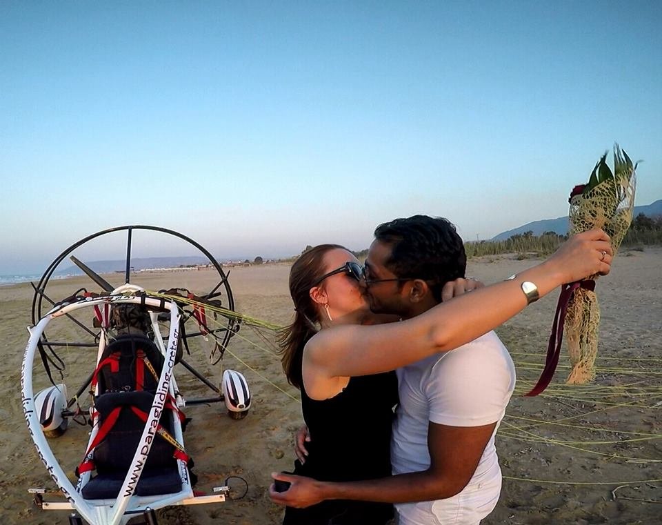 Πρωτότυπη πρόταση γάμου στα Χανιά: Από αέρος με paratrike! [εικόνες] | iefimerida.gr 1