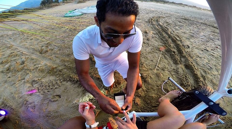 Πρωτότυπη πρόταση γάμου στα Χανιά: Από αέρος με paratrike! [εικόνες] | iefimerida.gr 2