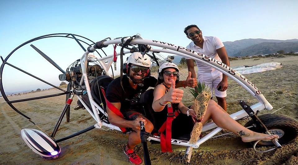 Πρωτότυπη πρόταση γάμου στα Χανιά: Από αέρος με paratrike! [εικόνες] | iefimerida.gr 3