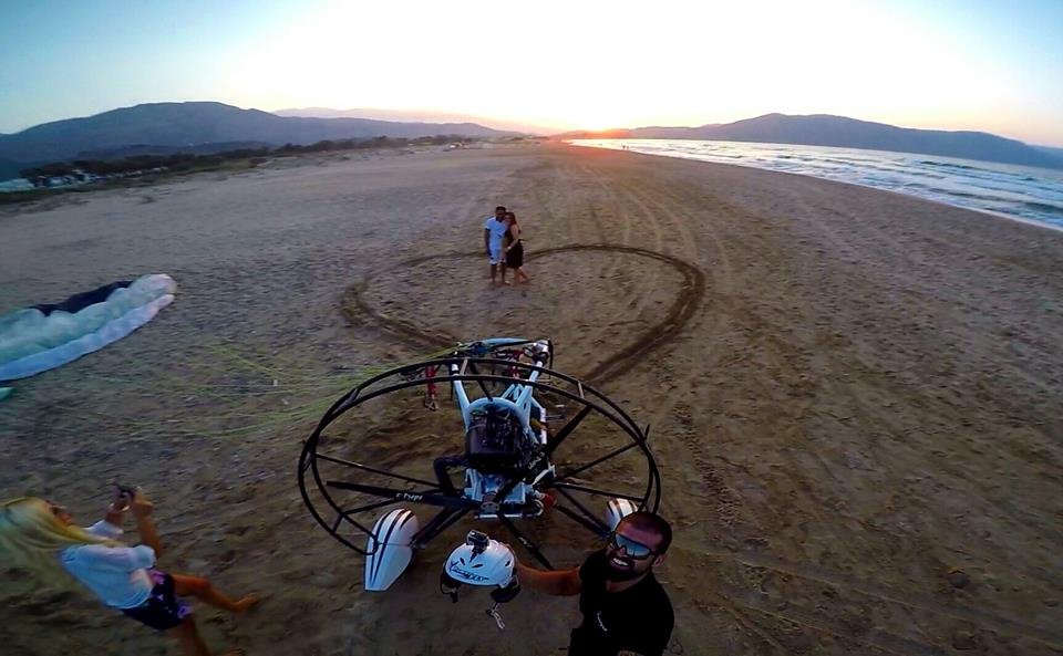 Πρωτότυπη πρόταση γάμου στα Χανιά: Από αέρος με paratrike! [εικόνες] | iefimerida.gr 5