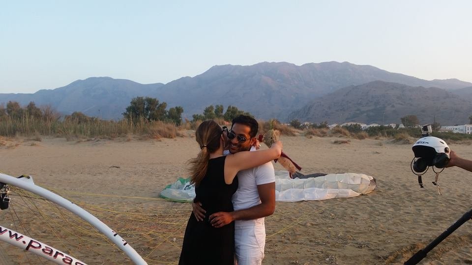 Πρωτότυπη πρόταση γάμου στα Χανιά: Από αέρος με paratrike! [εικόνες] | iefimerida.gr 7