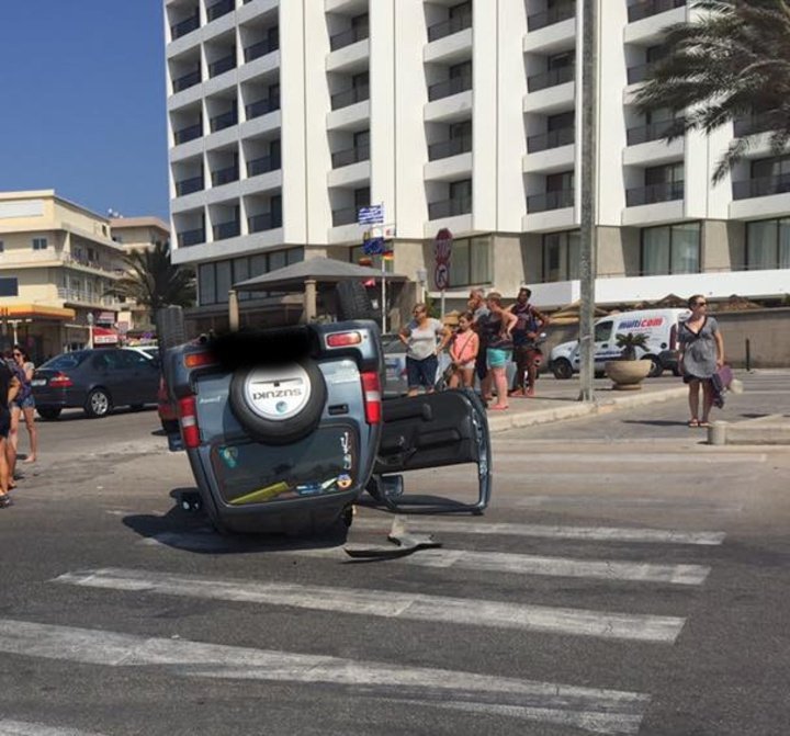 Ρόδος: Τζιπάκι ανατράπηκε στη μέση του δρόμου [εικόνες] | iefimerida.gr 1