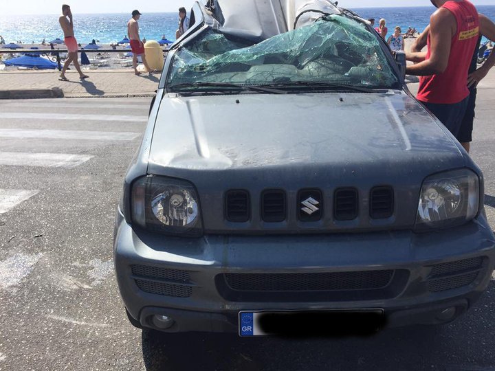 Ρόδος: Τζιπάκι ανατράπηκε στη μέση του δρόμου [εικόνες] | iefimerida.gr 4