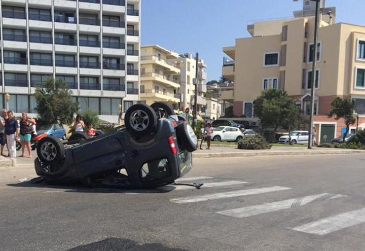 Ρόδος: Τζιπάκι ανατράπηκε στη μέση του δρόμου [εικόνες] | iefimerida.gr 7