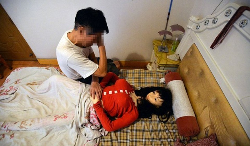 Χήρος αντικατέστησε τη γυναίκα, μετά το θάνατό της, με κούκλα του σεξ [εικόνες] | iefimerida.gr 2