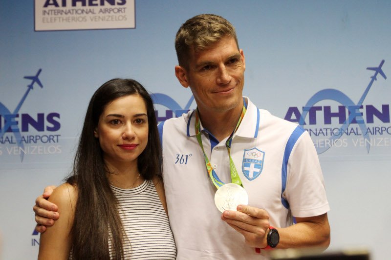 Η όμορφη σύζυγος του Σπύρου Γιαννιώτη -Συγκινημένη τον υποδέχθηκε στο αεροδρόμιο [εικόνες] | iefimerida.gr 2