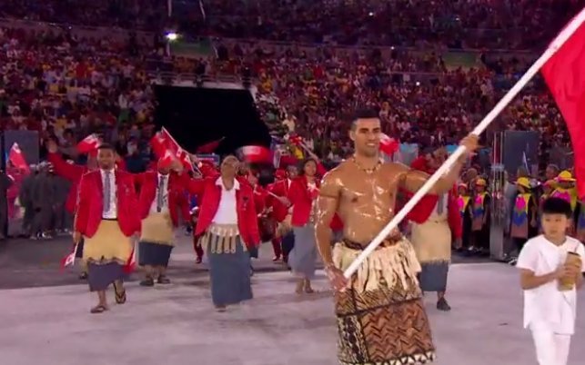 Ο ημίγυμνος, λαδωμένος σημαιοφόρος που έκλεψε τις εντυπώσεις [εικόνες & βίντεο] | iefimerida.gr 0