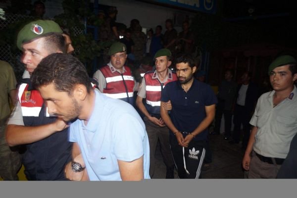 Η στιγμή της σύλληψης των κομάντο που πήγαν να συλλάβουν τον Ερντογάν -Τους ξυλοκόπησαν άγρια [εικόνες] | iefimerida.gr 4