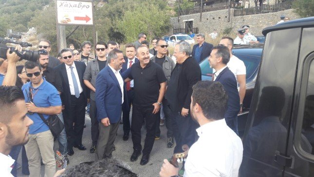 Με μαντινάδες υποδέχθηκαν Κοτζιά και Τσαβούσογλου στο οροπέδιο Λασιθίου [εικόνες] | iefimerida.gr 1