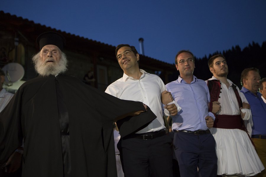 Οι φιγούρες στο χορό που έκανε ο Τσίπρας στο πανηγύρι του χωριού του -Mε τον παπά-θείο του [βίντεο] | iefimerida.gr 0
