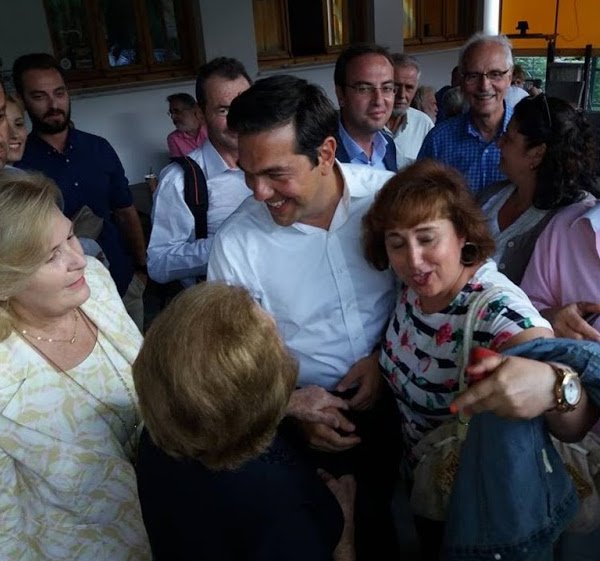 Δείτε τον Τσίπρα να χορεύει «καγκελάρη» σε πανηγύρι στο Αθαμανιό της Αρτας [εικόνες] | iefimerida.gr 1