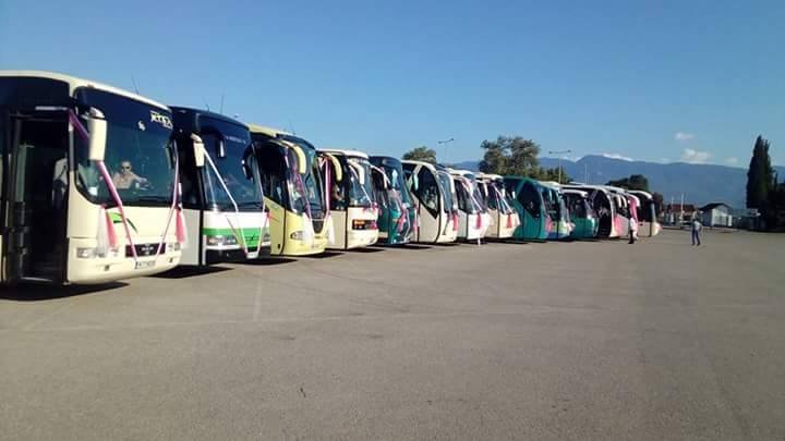 Ξεχωριστός γάμος στη Λαμία: Συνόδεψαν τη νύφη στην εκκλησία... 20 πούλμαν [εικόνες & βίντεο] | iefimerida.gr 1