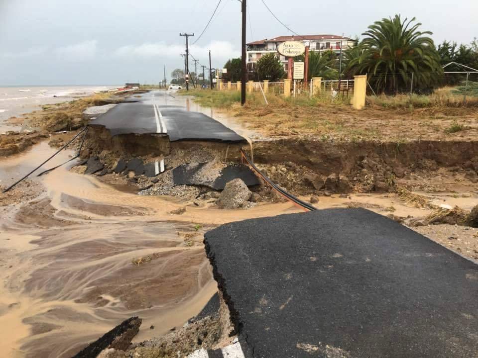 Φωτογραφία-σοκ: Ο δρόμος Επανομής – Ν.Μηχανιώνας κόπηκε στα δύο | iefimerida.gr 0