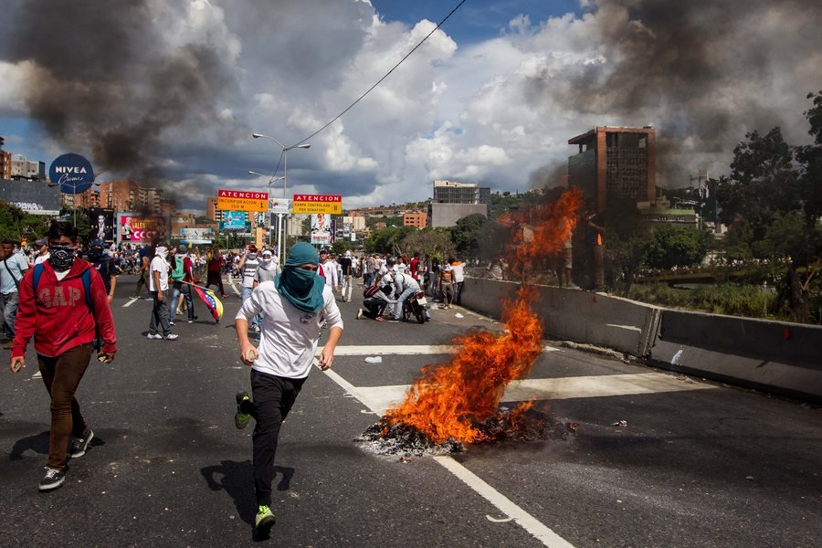 Βενεζουέλα: «Λαοθάλασσα» εναντίον του Μαδούρο στο Καράκας [εικόνες&βίντεο] | iefimerida.gr 1
