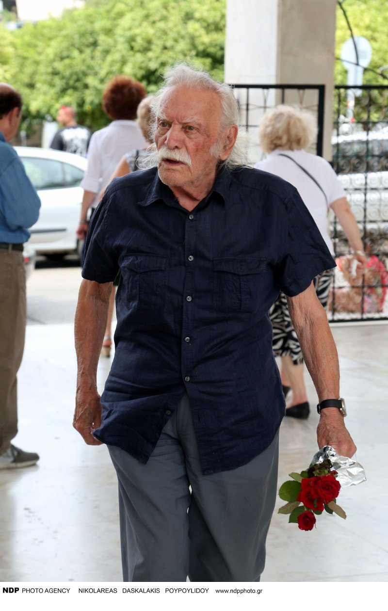 Φίλοι και συγγενείς αποχαιρέτησαν τον Αλέξανδρο Βέλιο στο Α' Νεκροταφείο Αθηνών [εικόνες] | iefimerida.gr 3