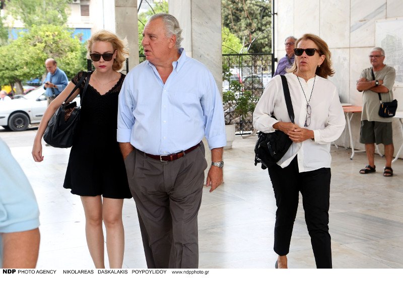 Φίλοι και συγγενείς αποχαιρέτησαν τον Αλέξανδρο Βέλιο στο Α' Νεκροταφείο Αθηνών [εικόνες] | iefimerida.gr 4